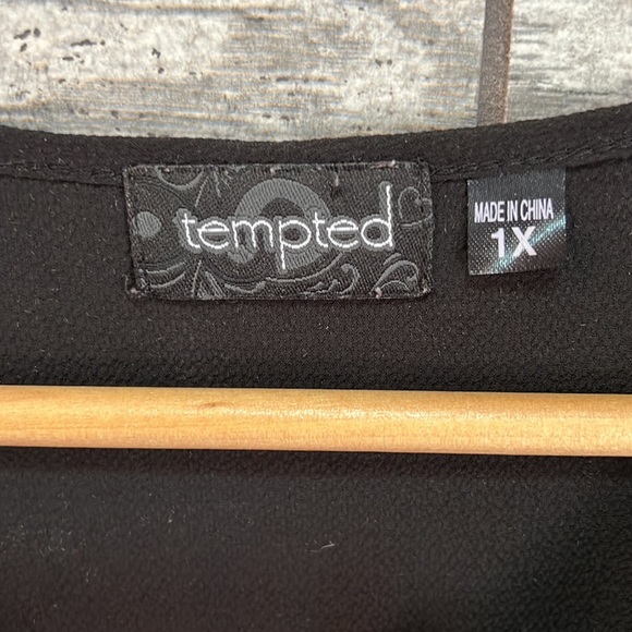 Tempted Women’s Sleeveless Top, Size 1X, Dark Red/Black - Picture 2 of 3